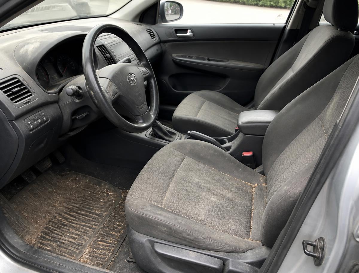 Intérieur de voiture sale avant nettoyage ZoumoClean