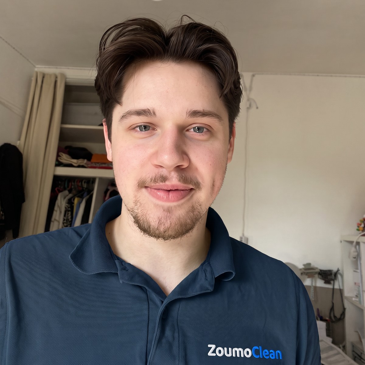 Louis, fondateur de ZoumoClean, avec son polo ZoumoClean