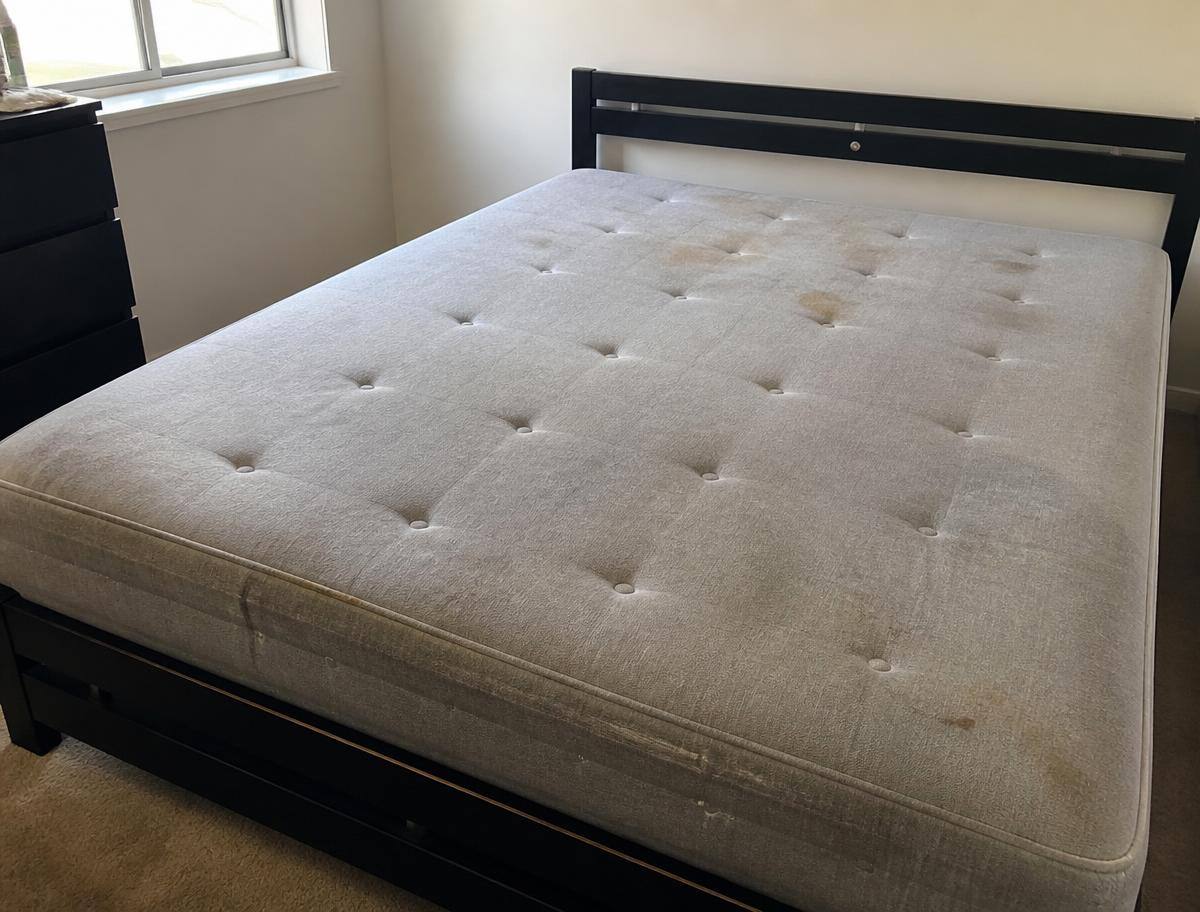 Matelas taché et jauni avant nettoyage ZoumoClean