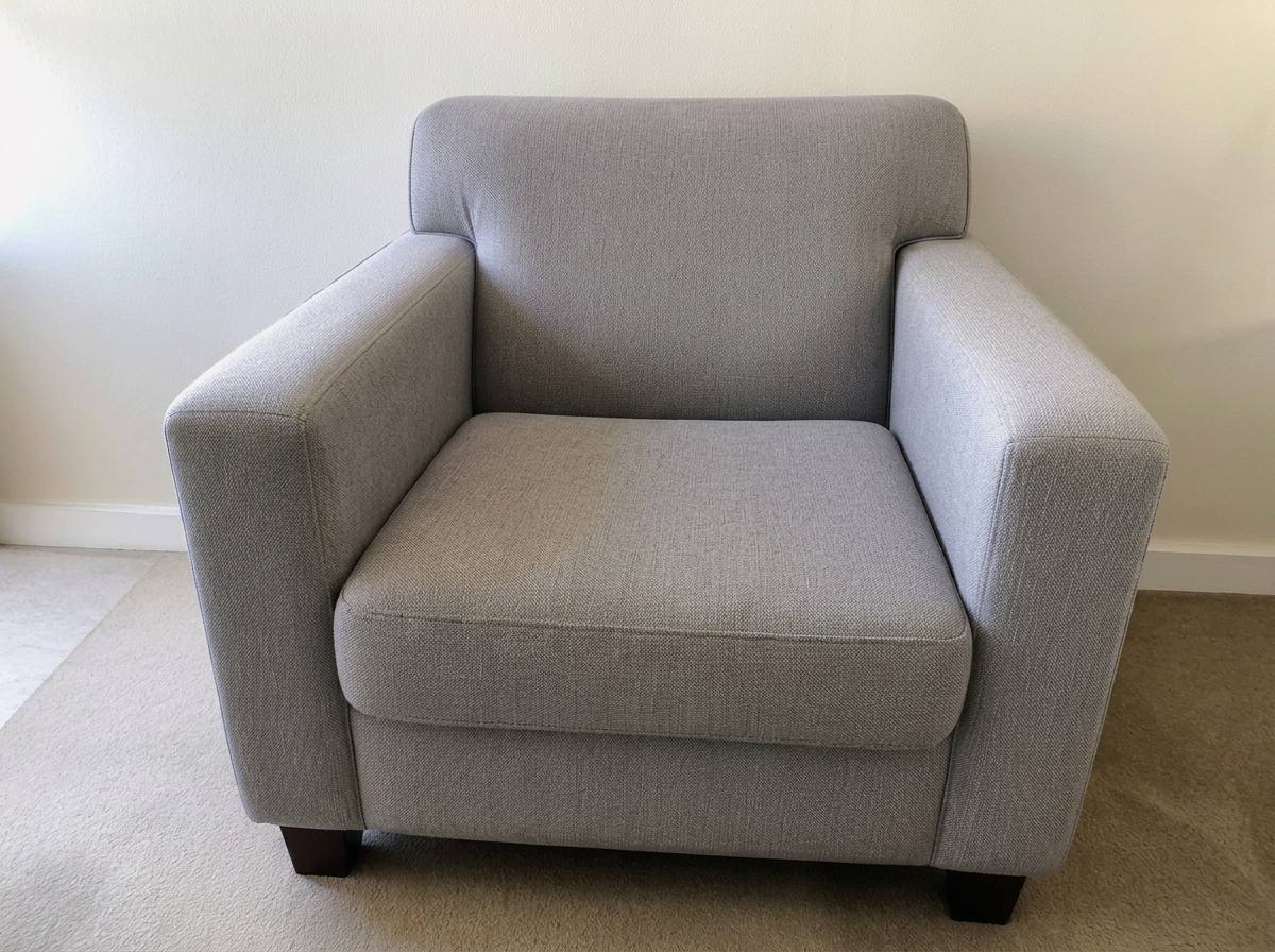 Fauteuil en tissu propre après nettoyage à domicile ZoumoClean