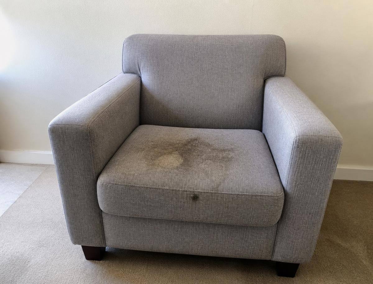 Fauteuil en tissu taché avant nettoyage ZoumoClean