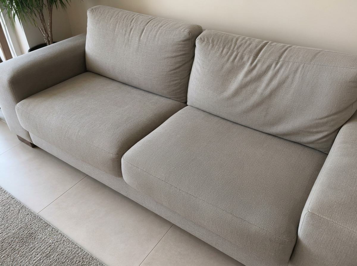 Canapé en tissu propre après nettoyage ZoumoClean