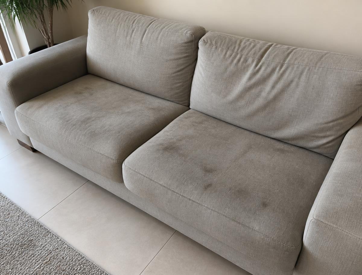 Canapé en tissu taché avant nettoyage ZoumoClean